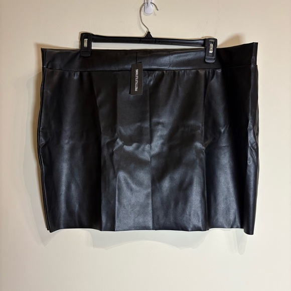 Prettylittlething BLACK BASIC FAUX LEATHER MINI SKIRT - Picture 3 of 4